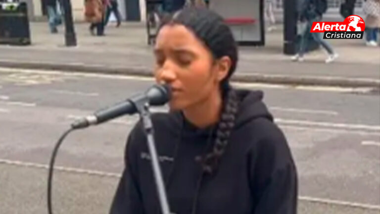 En las calles de Londres la policía atacó a mujer cristiana por cantar alabanzas