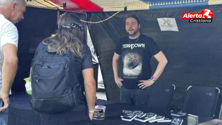 Jóvenes en Países Bajos reparten biblias en festival de Heavy Metal