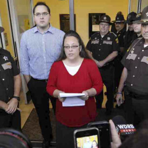 Kim Davis, exsecretaria del condado de Kentucky tiene que pagar 260 mil dólares por negar licencia de matrimonio a pareja LGBT