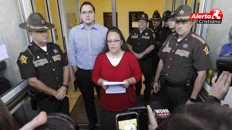 Kim Davis, exsecretaria del condado de Kentucky tiene que pagar 260 mil dólares por negar licencia de matrimonio a pareja LGBT