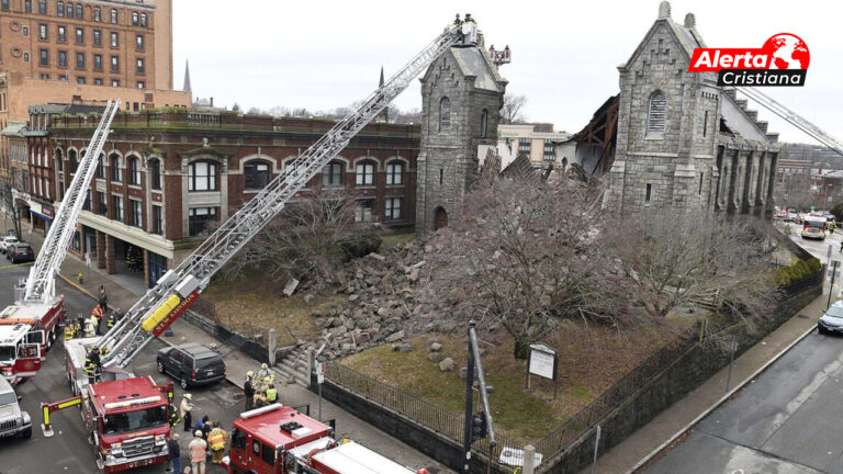 La iglesia histórica de New London colapsó, pero no se desvanece la fe de sus miembros