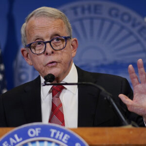 Mike DeWine, gobernador de Ohio, firmó una orden de emergencia, que prohíbe las cirugías de cambio de sexo en menores