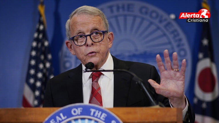 Mike DeWine, gobernador de Ohio, firmó una orden de emergencia, que prohíbe las cirugías de cambio de sexo en menores