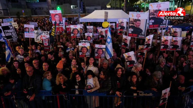 Miles de israelíes protestan por los rehenes después de 100 días de guerra