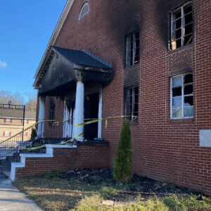 Pastor glorifica a Dios porque no hubo heridos en un incendio que destruyó el templo de iglesia