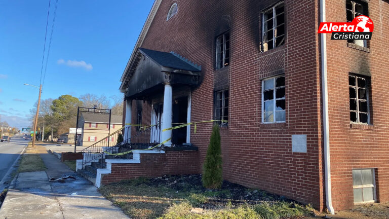 Pastor glorifica a Dios porque no hubo heridos en un incendio que destruyó el templo de iglesia