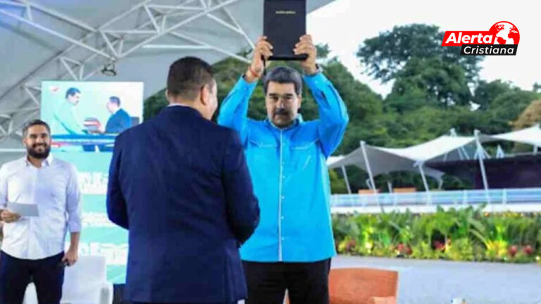 El presidente venezolano Nicolás Maduro patrocina reformas en iglesias evangélicas