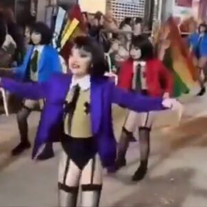 En el carnaval español se sexualizo a una comparsa de niñas al vestirlas con ropa interior erótica con banderas LGBT