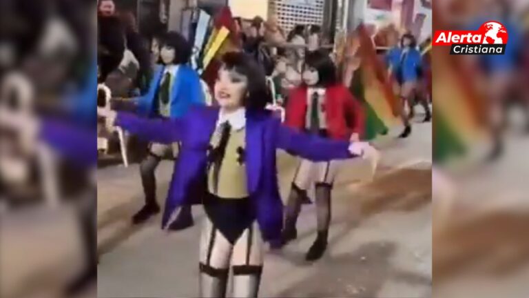 En el carnaval español se sexualizo a una comparsa de niñas al vestirlas con ropa interior erótica con banderas LGBT