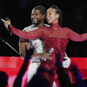 Los cantantes Usher y Ice Spice le rindieron culto a Satanás en plena celebración del Super Bowl 2024