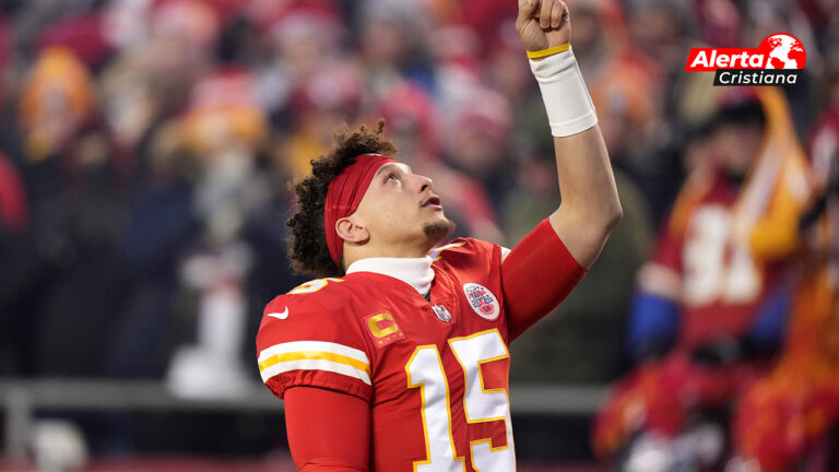 Patrick Mahomes, jugador de los kansas City le da la gloria a Dios en el Super Bowl