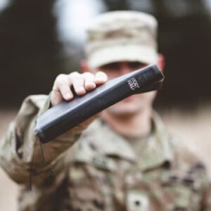 Soldado ucraniano lee la Biblia por primera vez en plena guerra