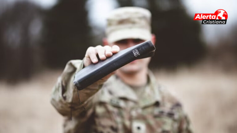 Soldado ucraniano lee la Biblia por primera vez en plena guerra