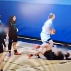 Un equipo de baloncesto femenino perdió un partido luego de que un jugador trans hiriera a 3 jugadoras