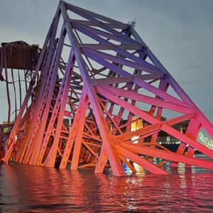 Barco enorme choca contra el puente Francis Scott Key en Estados Unidos y hace que se desplome