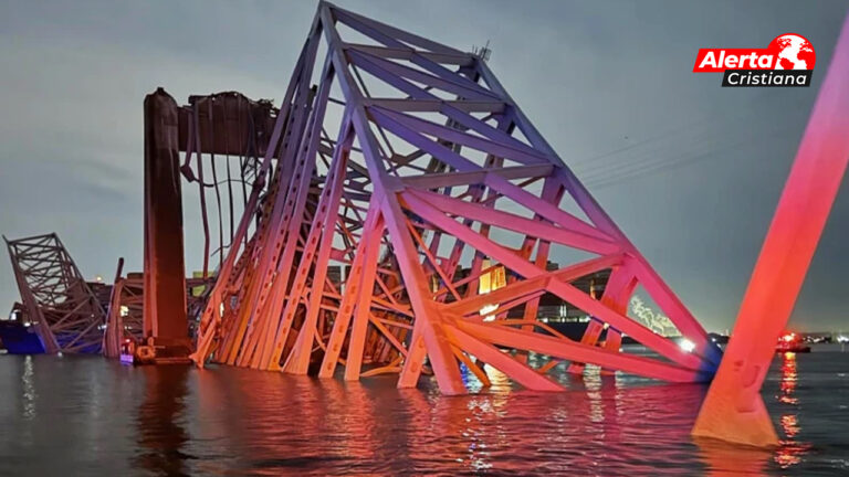 Barco enorme choca contra el puente Francis Scott Key en Estados Unidos y hace que se desplome