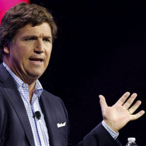 El comentarista Tucker Carlson dijo Hay una guerra espiritual, no es carne ni sangre