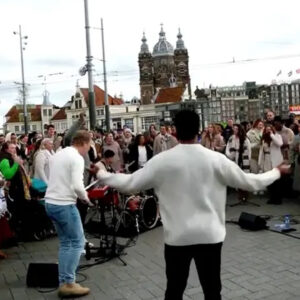 En Ámsterdam, una evangelización callejera hizo que turistas aceptaran a Jesús La gente podía ver el evento desde medio kilómetro de distancia