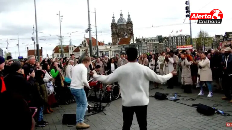 En Ámsterdam, una evangelización callejera hizo que turistas aceptaran a Jesús La gente podía ver el evento desde medio kilómetro de distancia