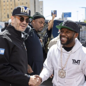 Floyd Mayweather, visitó Israel y recibió 2 premios por su apoyo, Campeón de Israel y el Premio Salvavidas