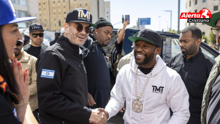 Floyd Mayweather, visitó Israel y recibió 2 premios por su apoyo, Campeón de Israel y el Premio Salvavidas