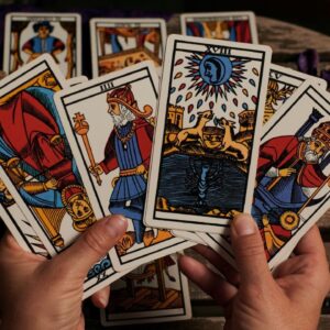 Mujer_abandonó_las_cartas_de_Tarot_después_de_que_encontró_a_Jesús