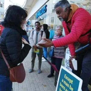 Pastor llegó a un acuerdo con la policía que trató de impedirle “comentarios sobre religión”