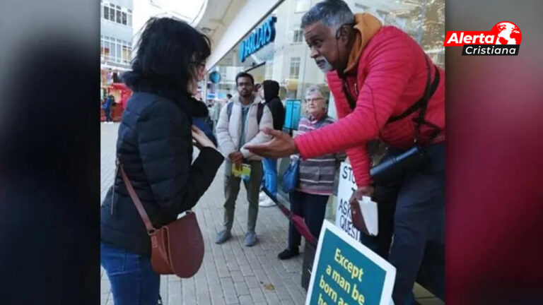 Pastor llegó a un acuerdo con la policía que trató de impedirle “comentarios sobre religión”