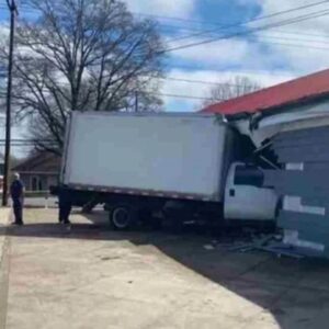 Un pastor perdonó a camionero que no tenía licencia luego que se chocara contra la iglesia