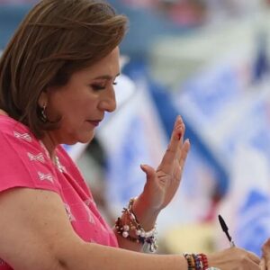 Xóchitl Gálvez, una candidata presidencial en México hizo un pacto de sangre ante miles de personas para sellar compromiso