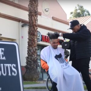 Debido a su fe, un hombre ofrece cortes de cabello gratis a personas sin hogar y ora por ellos