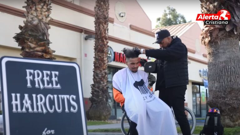 Debido a su fe, un hombre ofrece cortes de cabello gratis a personas sin hogar y ora por ellos