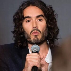 El actor Russell Brand revela su experiencia de bautismo Estoy muy agradecido de estar rendido en Cristo