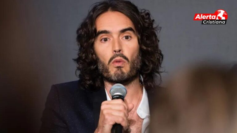 El actor Russell Brand revela su experiencia de bautismo Estoy muy agradecido de estar rendido en Cristo