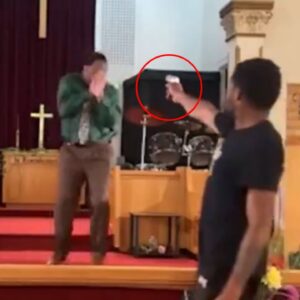 IMPACTANTE VIDEO La mano de Dios salvó a un pastor de morir en el altar tras fallarle el arma a su atacante