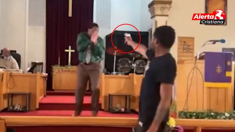 IMPACTANTE VIDEO La mano de Dios salvó a un pastor de morir en el altar tras fallarle el arma a su atacante