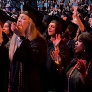 Estudiantes adoran a Dios en medio de su graduación en una universidad de Oklahoma