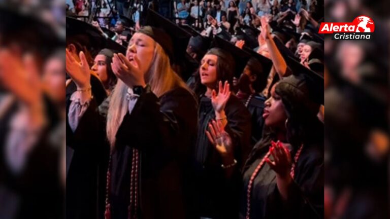 Estudiantes adoran a Dios en medio de su graduación en una universidad de Oklahoma