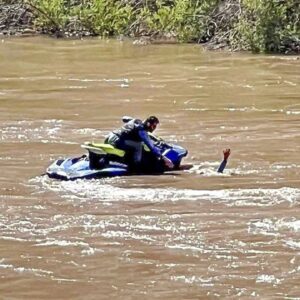 Luego de rescatar a una familia de ahogarse en un río, hombre le da todo el crédito a Dios por poder llegar a tiempo