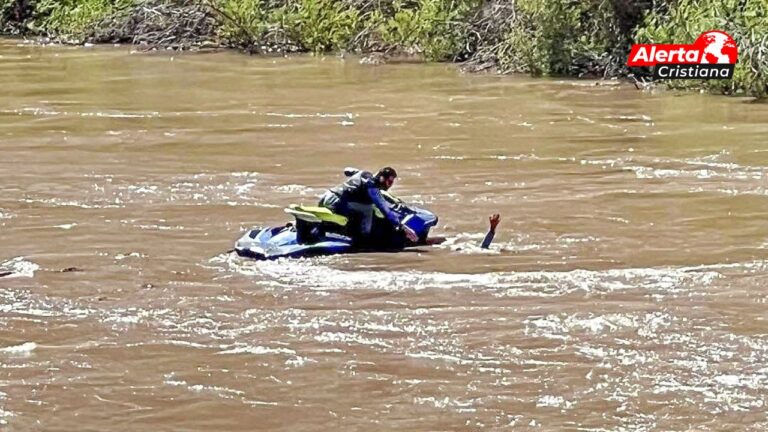 Luego de rescatar a una familia de ahogarse en un río, hombre le da todo el crédito a Dios por poder llegar a tiempo