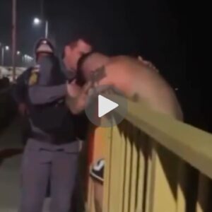 Policía rescata y ora por un individuo que intentaba quitarse la vida en un puente