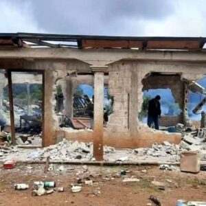 Arrestan a un pastor y le queman la casa por querer construir una iglesia