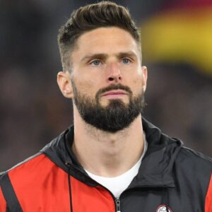 Futbolista Olivier Giroud subasta su camiseta para ayudar a cristianos que sufren persecución