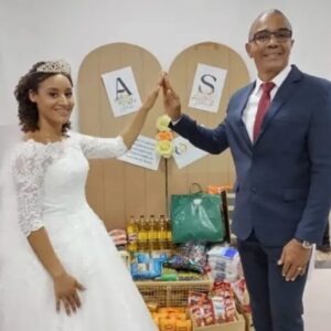 Novios cristianos intercambian sus regalos de boda por comida para donar a los más necesitados