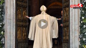 Papa Francisco abre el primero de cinco portales en el Vaticano