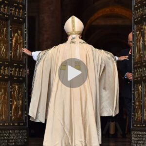 Papa Francisco abre el primero de cinco portales en el Vaticano