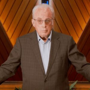 El pastor John MacArthur inicia fisioterapia tras una larga lucha por su salud