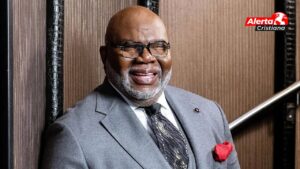 Luego de un preocupante incidente de salud, TD Jakes vuelve a predicar