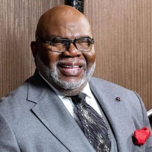 Luego de un preocupante incidente de salud, TD Jakes vuelve a predicar