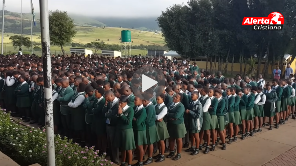 Cientos de estudiantes se reúnen para adorar a Dios cada mañana antes de iniciar sus clases